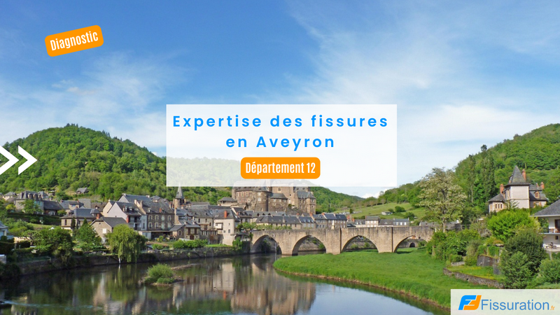 Expert fissures analysant une fissure sur une maison en Aveyron