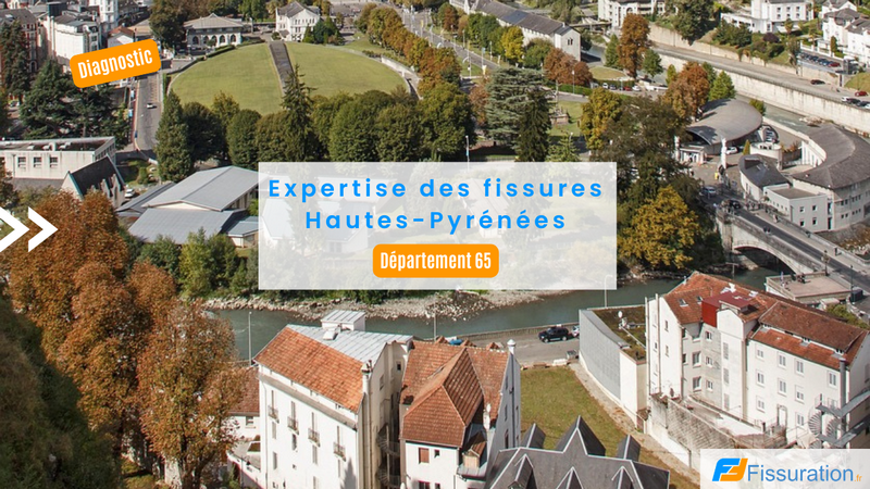 Expert fissures analysant une fissure sur la façade d'une maison dans les Hautes-Pyrénées